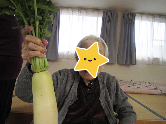 写真：野菜を持った人